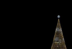 gyllene lysande jul träd dekoration på svart bakgrund alicante Spanien foto