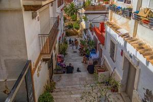 l historisk gammal färgrik hus barrio santa cruz alicante Spanien på en solig dag foto