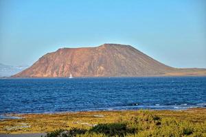 se av de strand och blå hav på de kanariefågel ö fuerteventura i Spanien foto