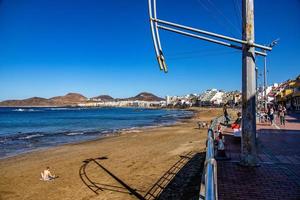 värma strand landskap i de huvudstad på de spanska kanariefågel ö gran canaria på en klar dag foto