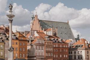 landskap från de fyrkant av de gammal stad av Warszawa i polen med de kunglig slott och hyresgästen hus foto