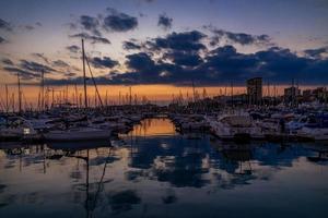 solnedgång i de hamn av Alicante, Spanien med yachter foto