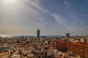 landskap av de stad av alicante panorama från de synpunkt av de stad och de hamn på en värma solig dag foto