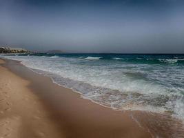 landskap från de spanska kanariefågel ö fuerteventura med sanddyner och de hav foto