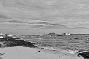 se av de strand och blå hav på de kanariefågel ö fuerteventura i Spanien foto