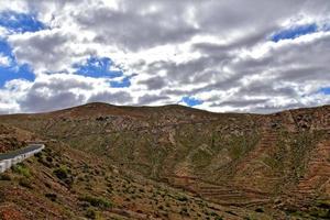 tömma mystisk bergig landskap från de Centrum av de kanariefågel ö spanska fuerteventura med en molnig himmel foto