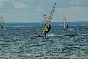 vindsurfing på de bukt av pucka på de baltic hav foto