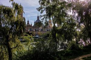 vår urban landskap med pelare katedral i zaragoza, Spanien och de ebro flod foto