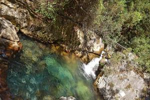 en naturlig vild landskap i de turkiska bergen med ett intressant vattenfall och de sapadere kanjon foto