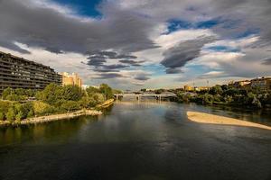 landskap i en vår dag över de stad bro och de ebro flod i de spanska stad av zaragoza foto