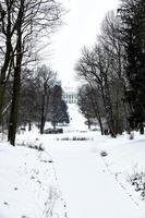 vinter- se av belweder palats i Warszawa i Polen, frostig vinter- snö dag foto