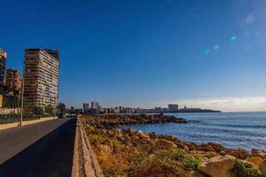 havet landskap av alicante Spanien med hav och skyskrapor på en solig dag foto