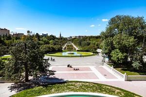 urban landskap av de spanska stad av zaragoza på en värma vår dag med fontäner i de landmärke parkera foto
