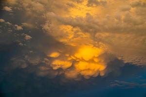 naturlig bakgrund med Fantastisk original- regn storm moln på sommar dag foto