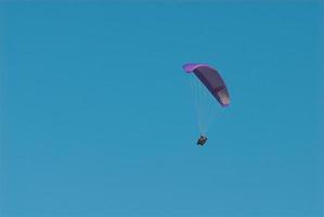 paragliders i de blå molnfri himmel foto