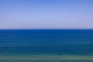 havet landskap fred och tyst på en solig värma dag foto