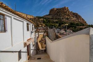 historisk gammal färgrik hus barrio santa cruz alicante Spanien på en solig dag foto