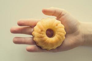 gott liten påsk muffin på en barnets hand på en ljus bakgrund foto