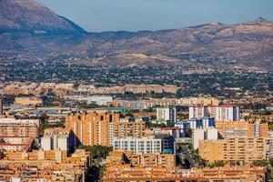 se på en solig dag av de stad och färgrik byggnader från de synpunkt alicante Spanien foto