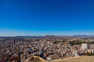 se på en solig dag av de stad och färgrik byggnader från de synpunkt alicante Spanien foto