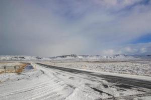 skön skott av en motorväg i en snöig berg landskap foto