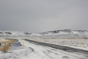 skön skott av en motorväg i en snöig berg landskap foto