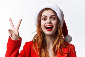 Söt kvinna i santa hatt Semester jul roligt känsla foto
