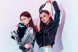 två glamorös kvinnor mode Kläder modern stil fest nattklubb foto