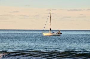 segling Yacht förbi de Strand foto