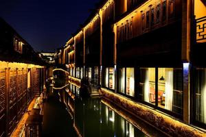 natt se av skön kanal i vatten stad i sydlig Kina foto