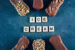 eskimo is grädde i choklad glasyr på betong blå bakgrund. smaskigt ljuv mat mellanmål behandla foto