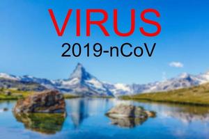 fredlig bergen i Europa med grön träd i vår , med coronavirus period. foto