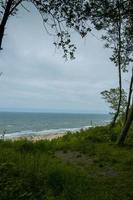 se från de brant sluttning till de strand på de baltic hav på en sommar dag foto