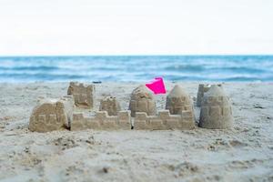 sandslottet byggt med hjälp av plastformarna på stranden foto