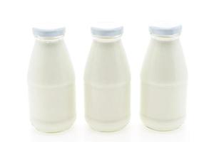 mjölkflaskglas isolerad på vit bakgrund foto