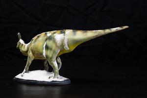 de tsintaosaurus dinosaurie i de mörk foto