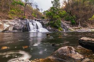 Khlong nam lai vattenfall, skön vattenfall i klong lan nationell parkera av thailand foto