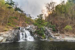 Khlong nam lai vattenfall, skön vattenfall i klong lan nationell parkera av thailand foto