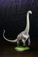 de brontosaurus dinosaurie i de mörk foto