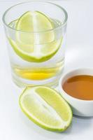 värma vatten honung citron- dryck. foto