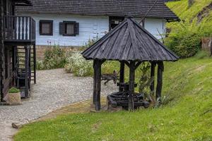 historisk trä- lantlig byggnader med ett utomhus museum i dobczyce putsa bergen på en sommar dag foto