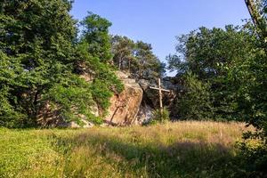 jäkel sten i en skog i de bergen av pogorzyce i polen på en sommar dag foto