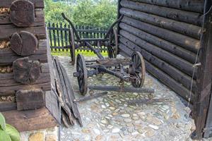 antik metall bruka maskineri i ett utomhus museum foto