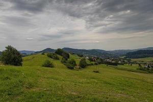 sommar landskap med putsa bergen på en molnig dag foto