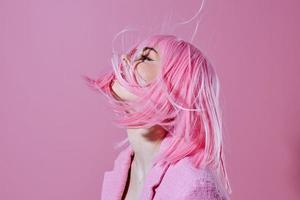 porträtt av en charmig lady modern stil rosa hår röd mun mode studio modell oförändrad foto