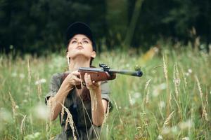 militär kvinna vapen i hand övervåningen jakt livsstil färsk luft foto
