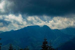 landskap av de tatra bergen på en värma sommar molnig Semester dag foto