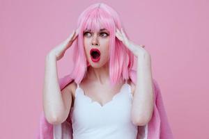 skön modern flicka ljus smink rosa hår glamour studio modell oförändrad foto