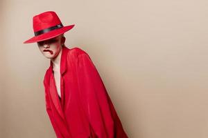 glamorös kvinna röd jacka och hatt röd mun mode isolerat bakgrund foto