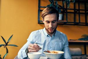 man äter lunch på Kafé tabell ha sönder på arbete och interiör foto